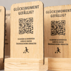 Mehrere QR-Code Karten aus Eiche auf massiven Eichen-Holzsockeln