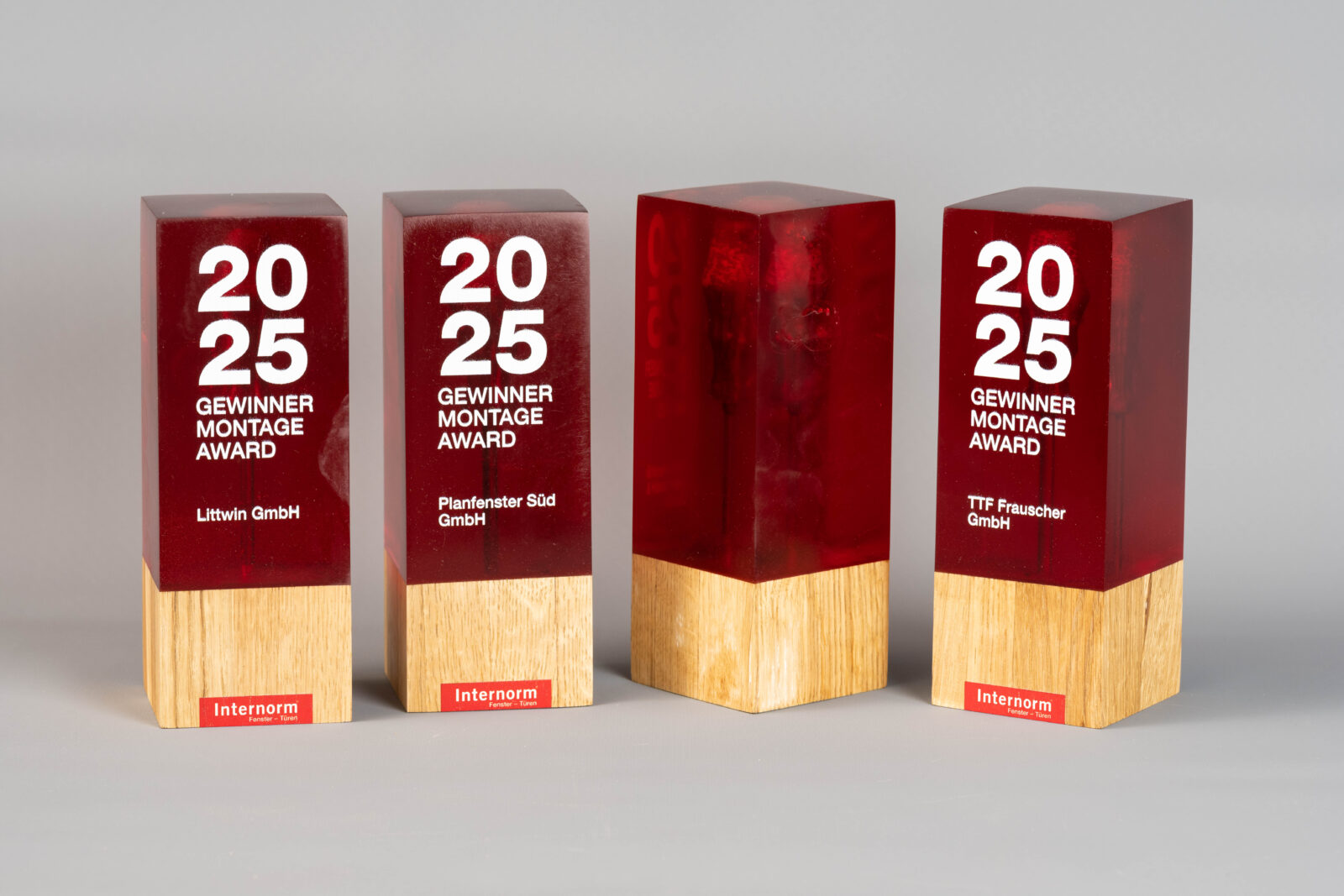 Handgefertigte Design-Pokale aus Holz, Kunstharz und individuell integrierbaren Elementen.