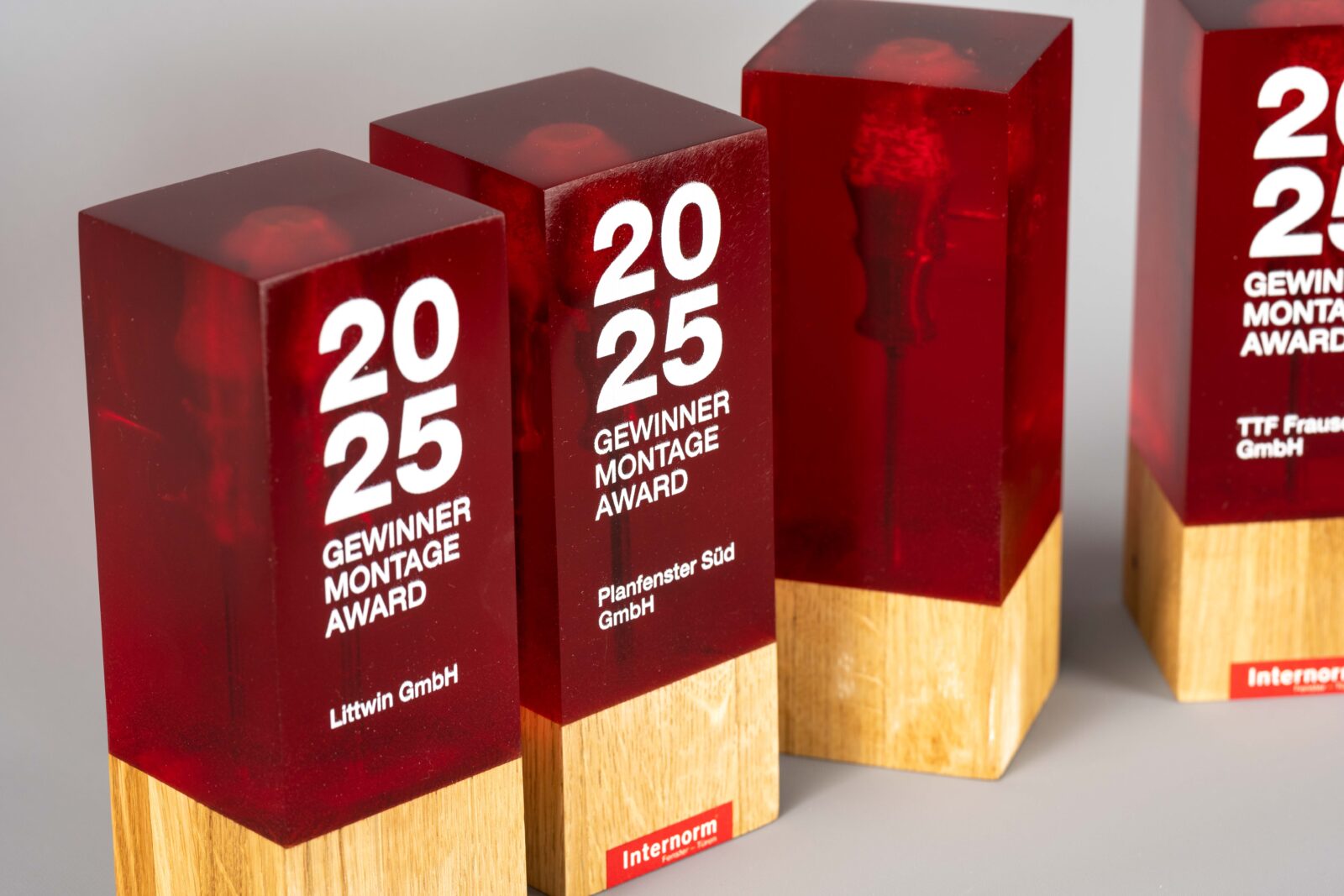 Handgefertigte Design-Pokale aus Holz, Kunstharz und individuell integrierbaren Elementen.