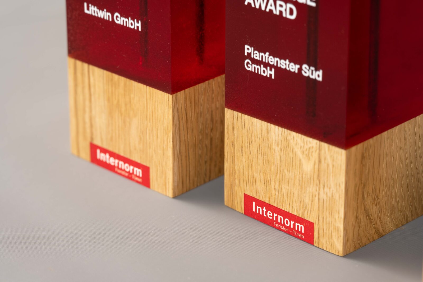 Nahaufnahme von Zwei Pokalen mit den Namen der Geehrten