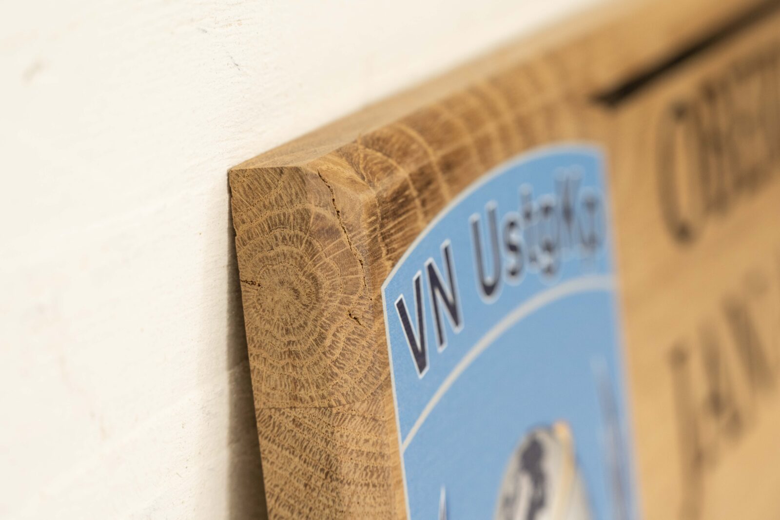 Ehrenstück aus Eiche mit veredelten Kanten, gedrucktem Logo, und graviertem Text.
