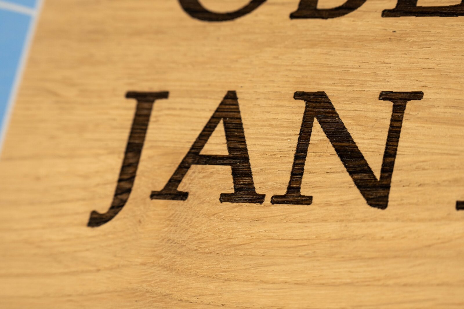 Erinnerungstafel aus Eiche mit gelaserter Projektwidmung.