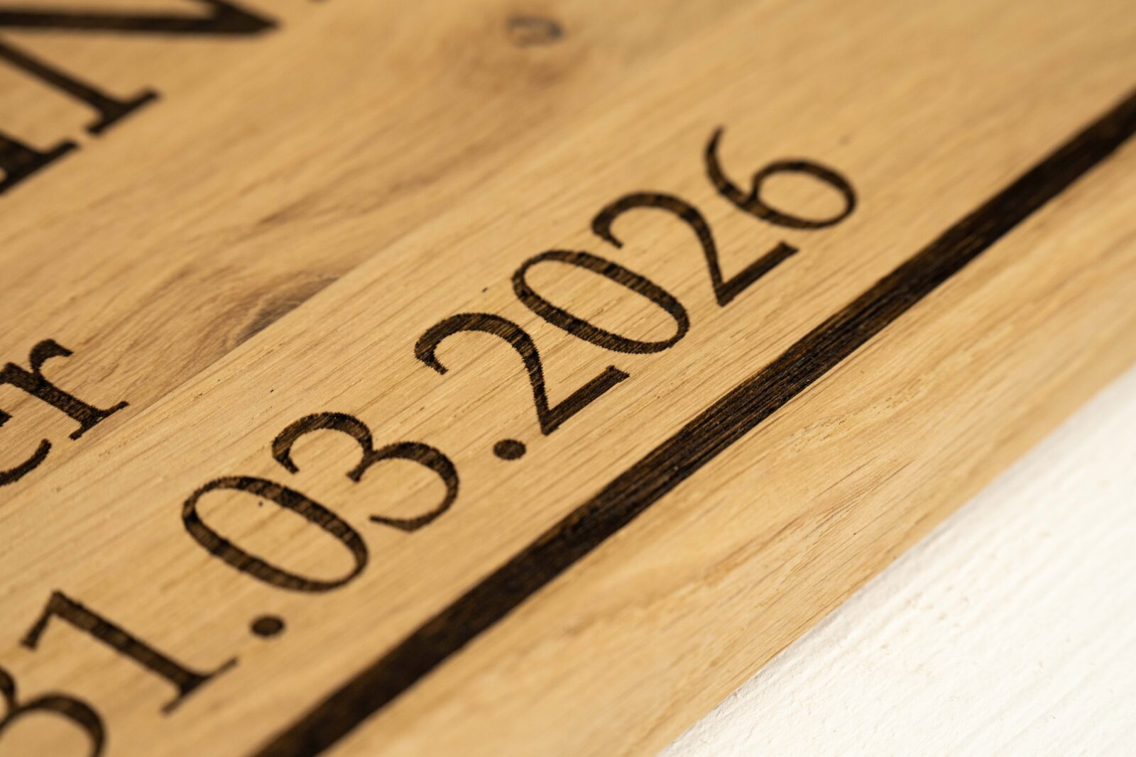 Ehrung für langjähriges Ehrenamt auf massiver Eichenplatte.