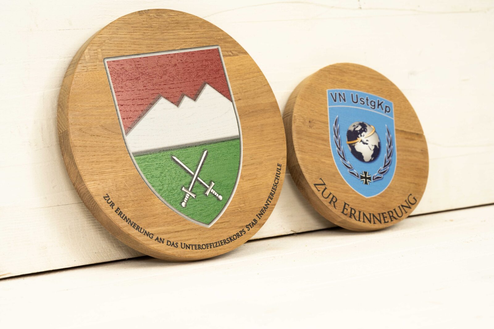 Ehrung auf massiver Eiche mit gedrucktem Text und Logo und edler Oberfläche.