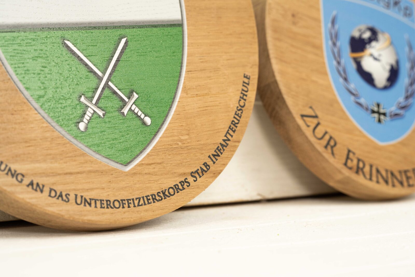 Erinnerungstafeln aus massiver Eiche mit gedrucktem Text und Logo und edler Oberfläche.