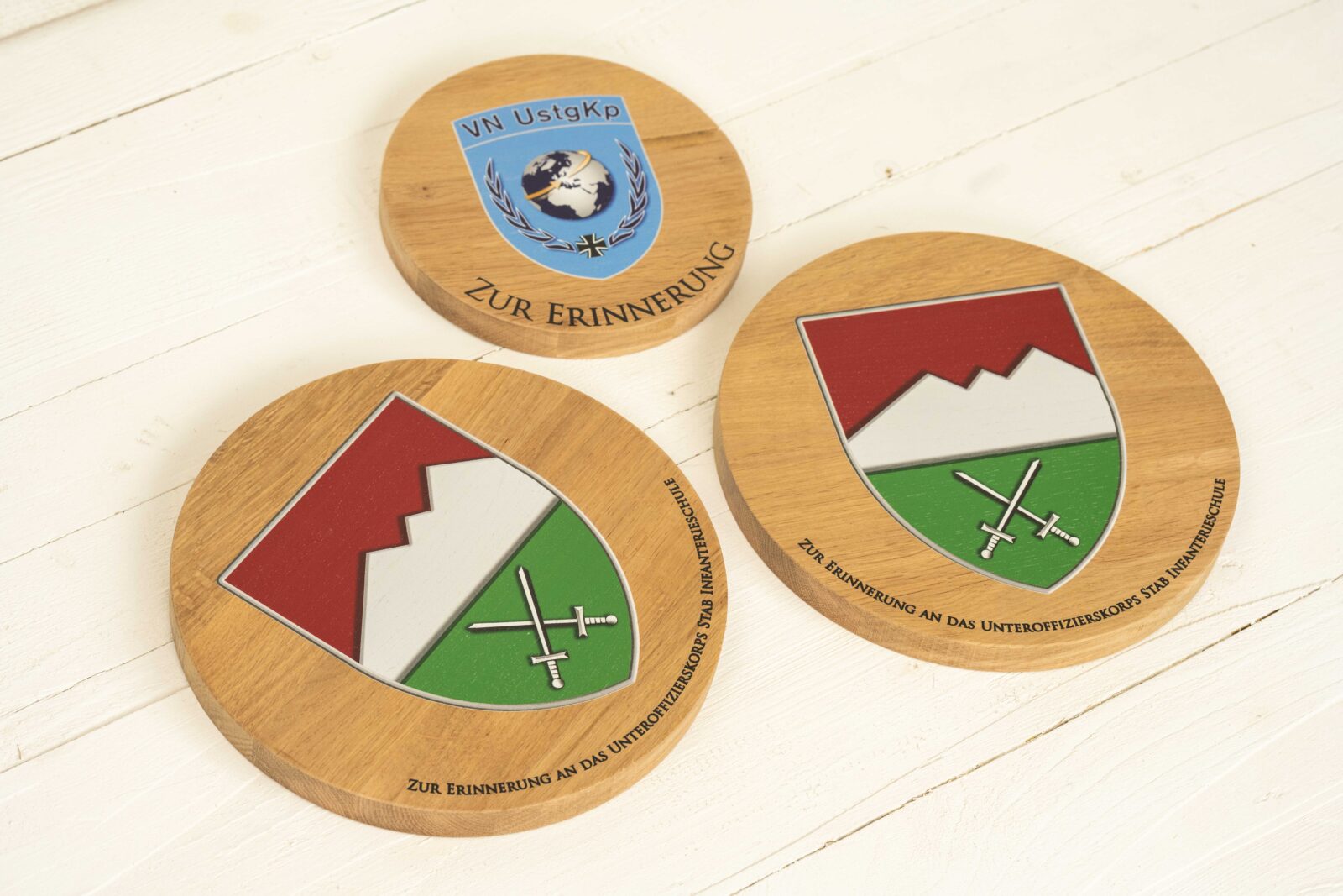 Ruhestands-Ehrung auf massiver Eiche mit gedrucktem Text und Logos