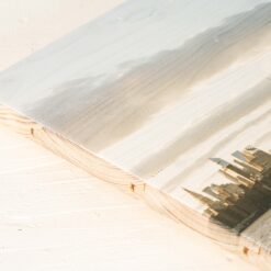 Fotodruck von der Skyline von New Your City auf neue Holzlatten. Die natürliche Holzstrukturen sind sichtbar.