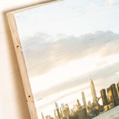 Nahaufnahme von einem Fotodruck auf neue Holzlatten. Man sieht die Maserung des Holzes im Zusammenspiel mit dem gedruckten Bild.