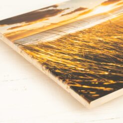 Fotodruck auf neuen Holzlatten mit glatten Kanten und sichtbarer Lattenstruktur an der Seite