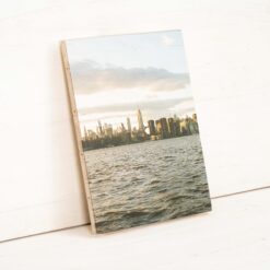 Gedrucktes Motiv auf Holzlatten mit sichtbarer Maserung und natürlicher Oberfläche.