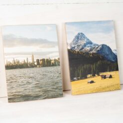 Fotodruck auf neue Holzlatten. Man sieht die Maserung des Holzes im Zusammenspiel mit dem gedruckten Bild.