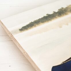 Die Ecke von einem Fotodruck auf Neue Holzlatten. Man sieht an der Seite, wie die Holzlatten zusammengefügt worden sind, um eine einheitliche Fläche für das Bild zu kreieren.