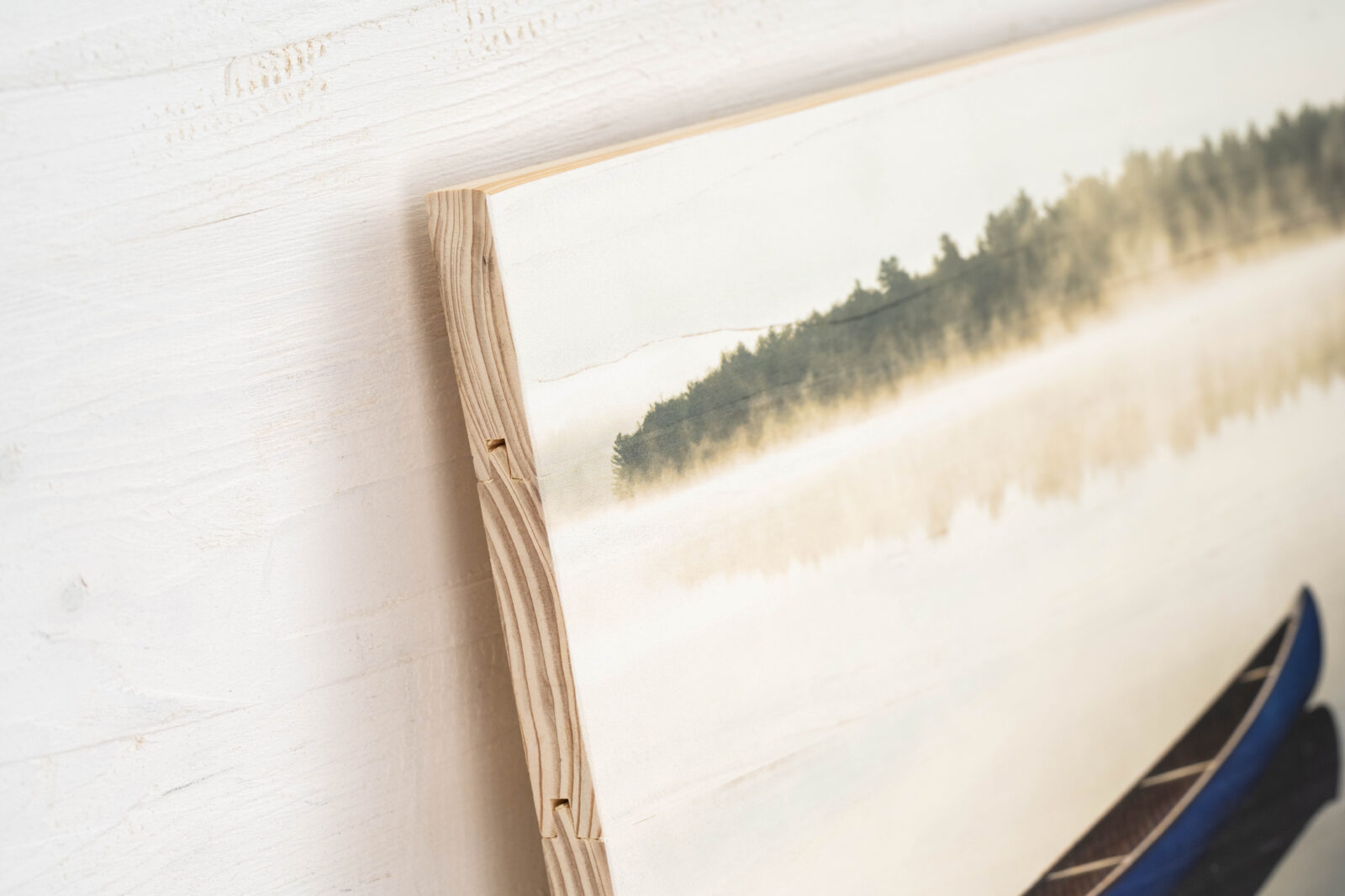 Die Ecke von einem Fotodruck auf Neue Holzlatten. Man sieht an der Seite, wie die Holzlatten zusammengefügt worden sind, um eine gesamte Fläche für das Bild zu kreieren.