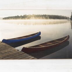 Ein Foto von einem See gedruckt auf neue, zusammengefügte Holzlatten.