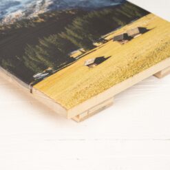 Fotodruck auf Holzlatten. Man sieht die separaten Latten von der Seite, sowie das Holz, was die Latten hinten verbindet und von unten rausschaut.
