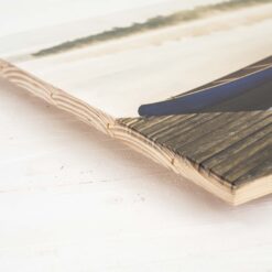 Die Ecke von einem Fotodruck auf Neue Holzlatten. Man sieht an der Seite, wie die Holzlatten zusammengefügt worden sind, um eine gesamte Fläche für das Bild zu kreieren.