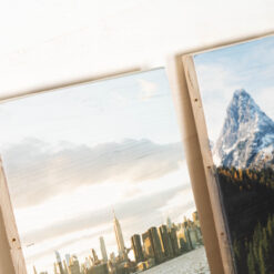 Fotodruck auf neue Holzlatten. Man sieht die Maserung des Holzes im Zusammenspiel mit dem gedruckten Bild.