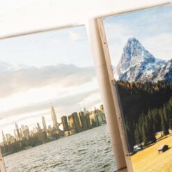 Zwei Bilder auf neue Holzlatten neben einander. Man sieht die Maserung des Holzes im Zusammenspiel mit den gedruckten Bildern.