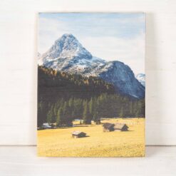 Fotodruck auf neue Holzlatten. Man sieht die Maserung des Holzes im Zusammenspiel mit dem gedruckten Bild.