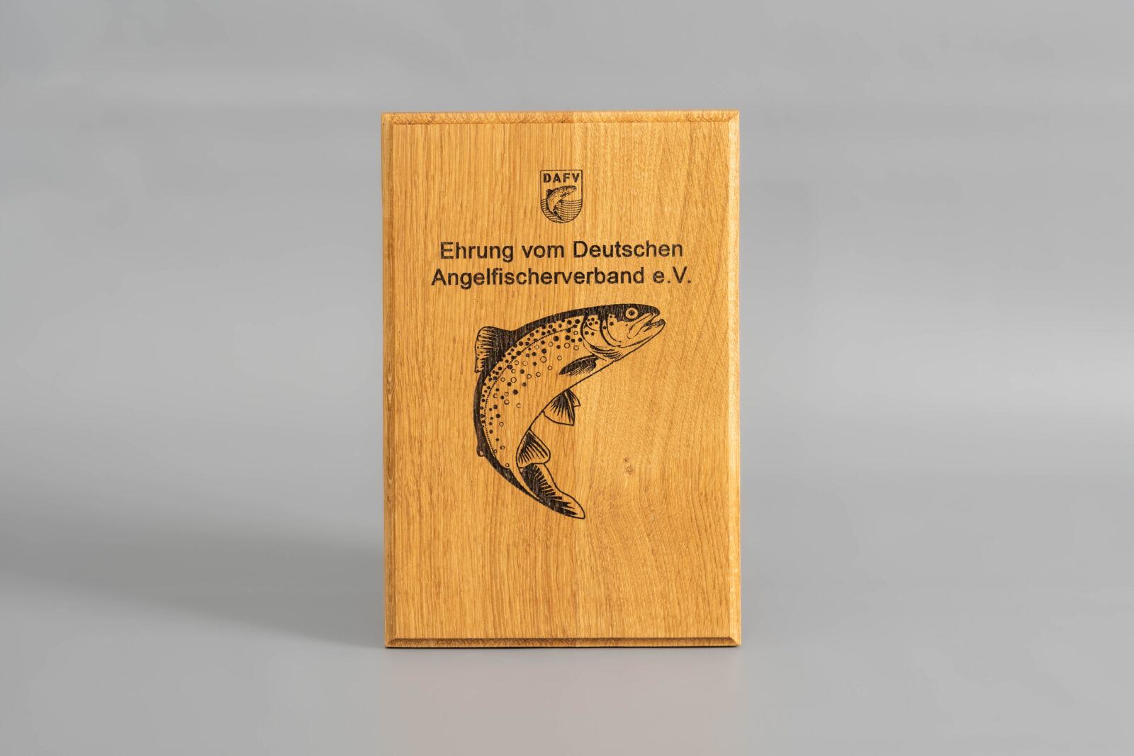 Ehrentafel aus massiver Eiche mit gelasertem Text und veredelter Kante