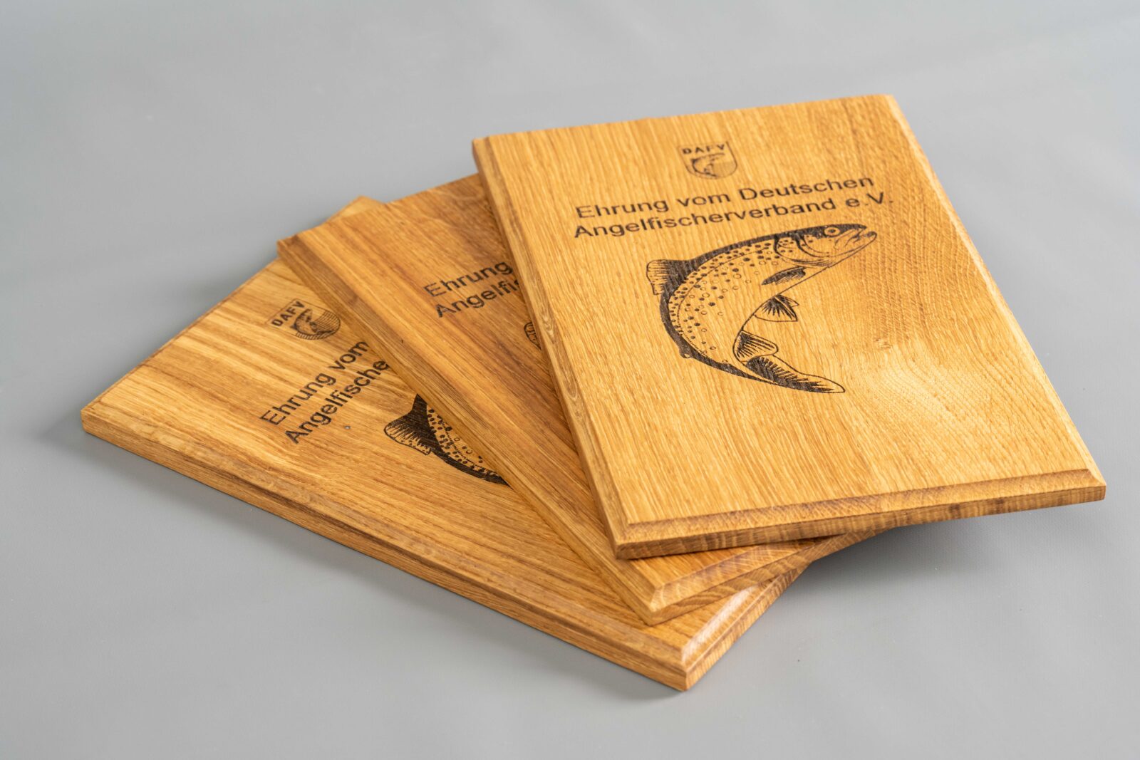 Ein Stapel von drei Ehrung-Pokale aus massiver Eiche