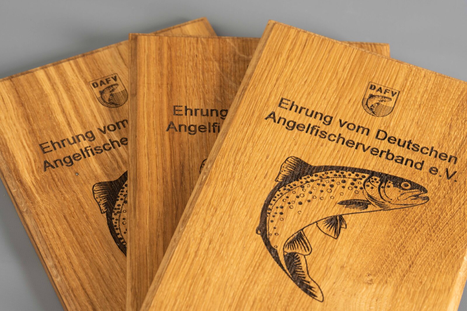 Ein Stapel von drei Ehrungen aus massiver Eiche