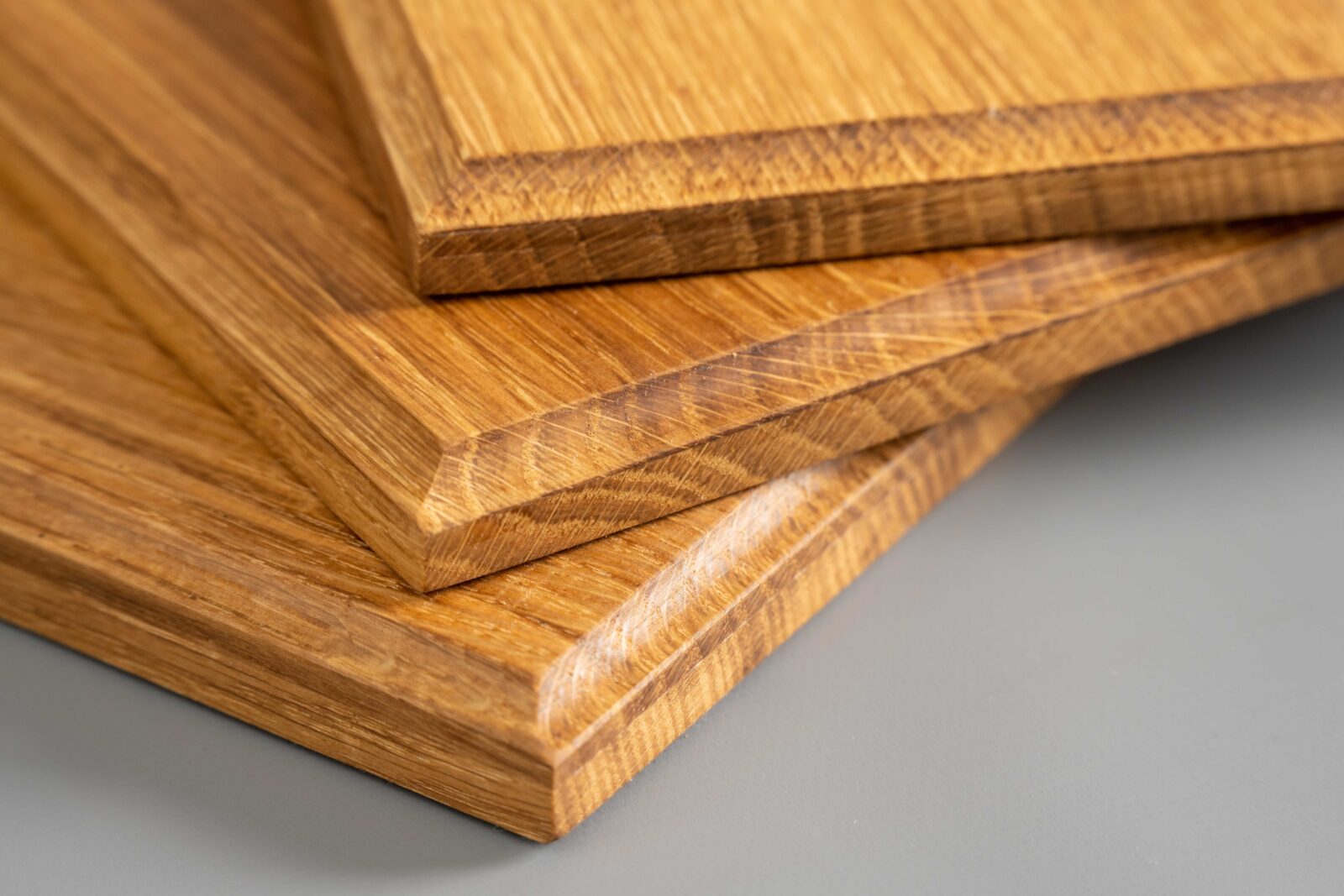 Nahaufnahme der Ecken von drei Ehrungen aus massiver Eiche