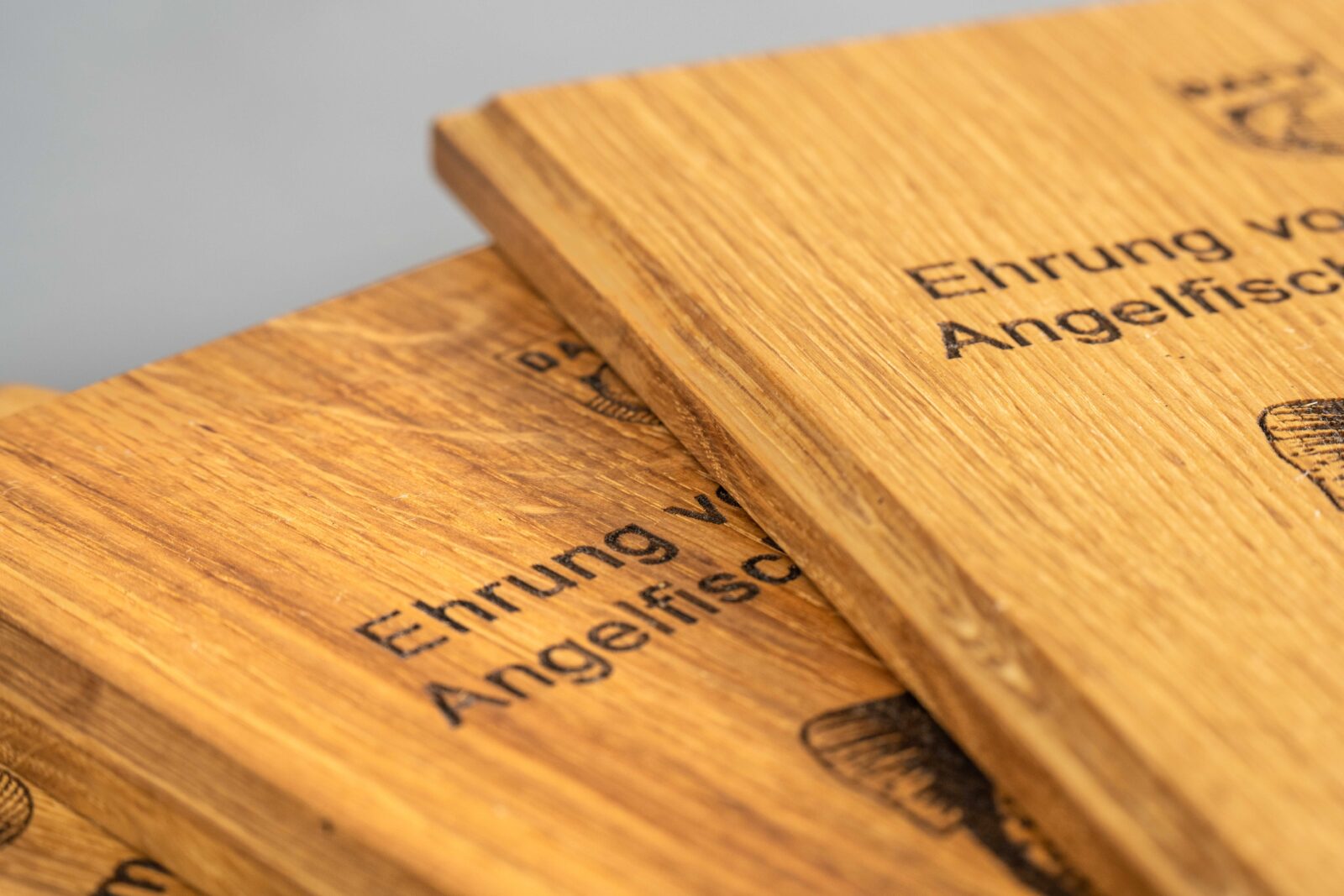 Nahaufnahme von drei Ehrungen aus massiver Eiche