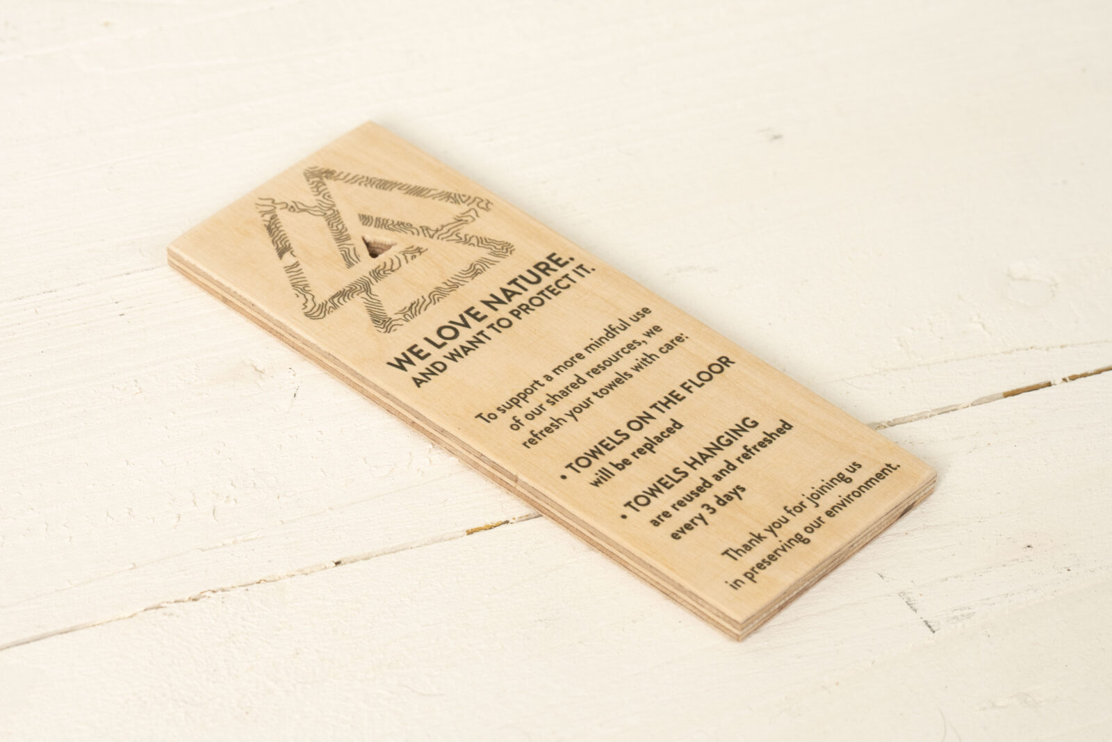 Schild aus Multiplex-Birke mit individuell gefrästem Dreieck-Loch zur Aufhängung