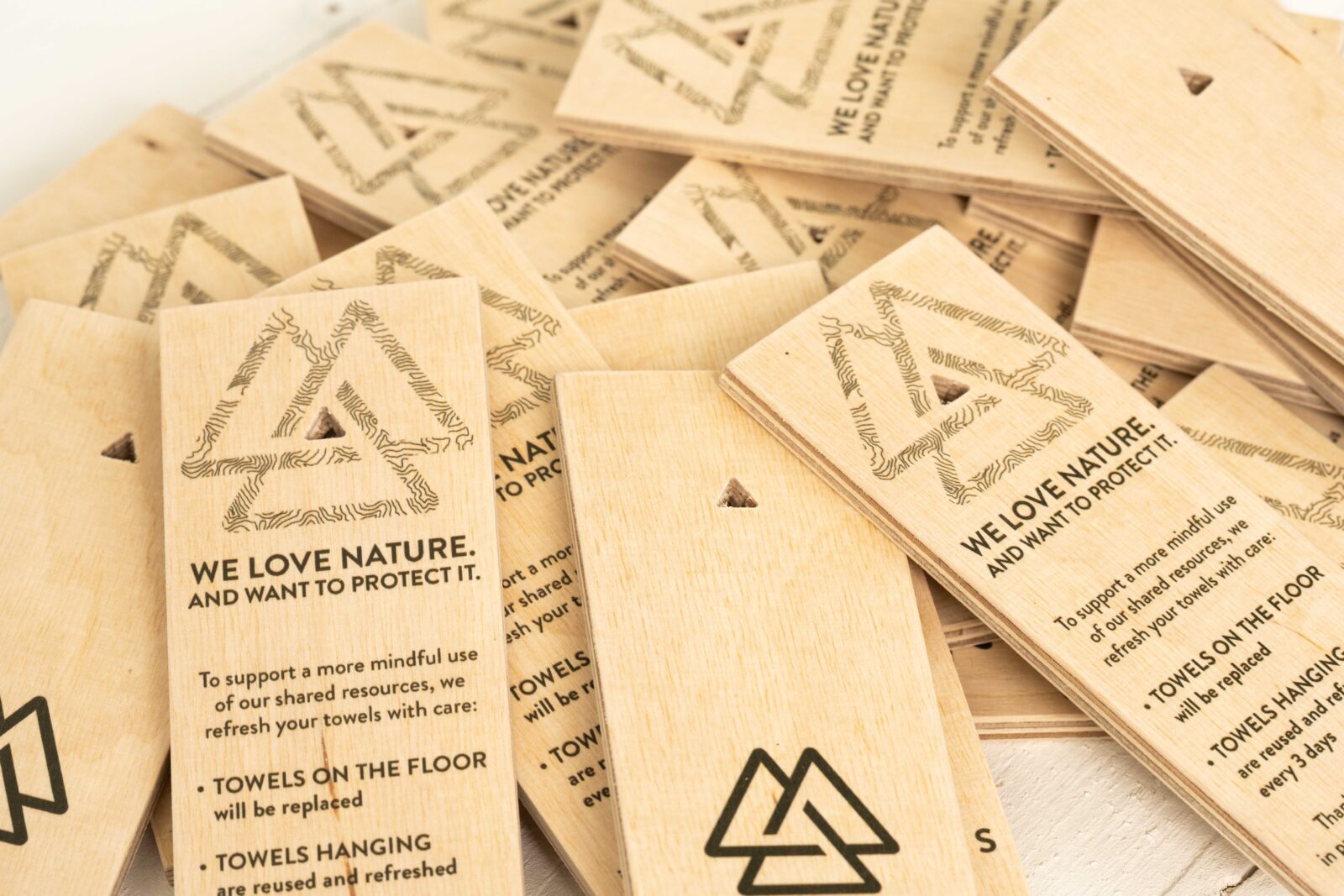 Viele Multiplex-Schilder mit maßgeschneiderter Fräsung passend zum Branding.