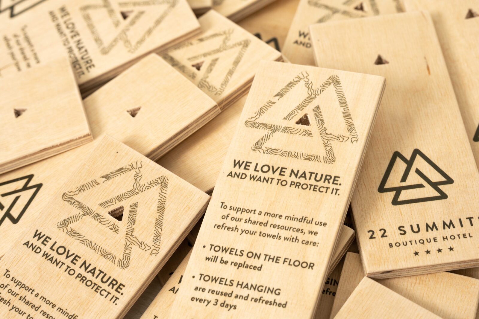 Viele Multiplex-Schilder mit maßgeschneiderter Fräsung passend zum Branding.