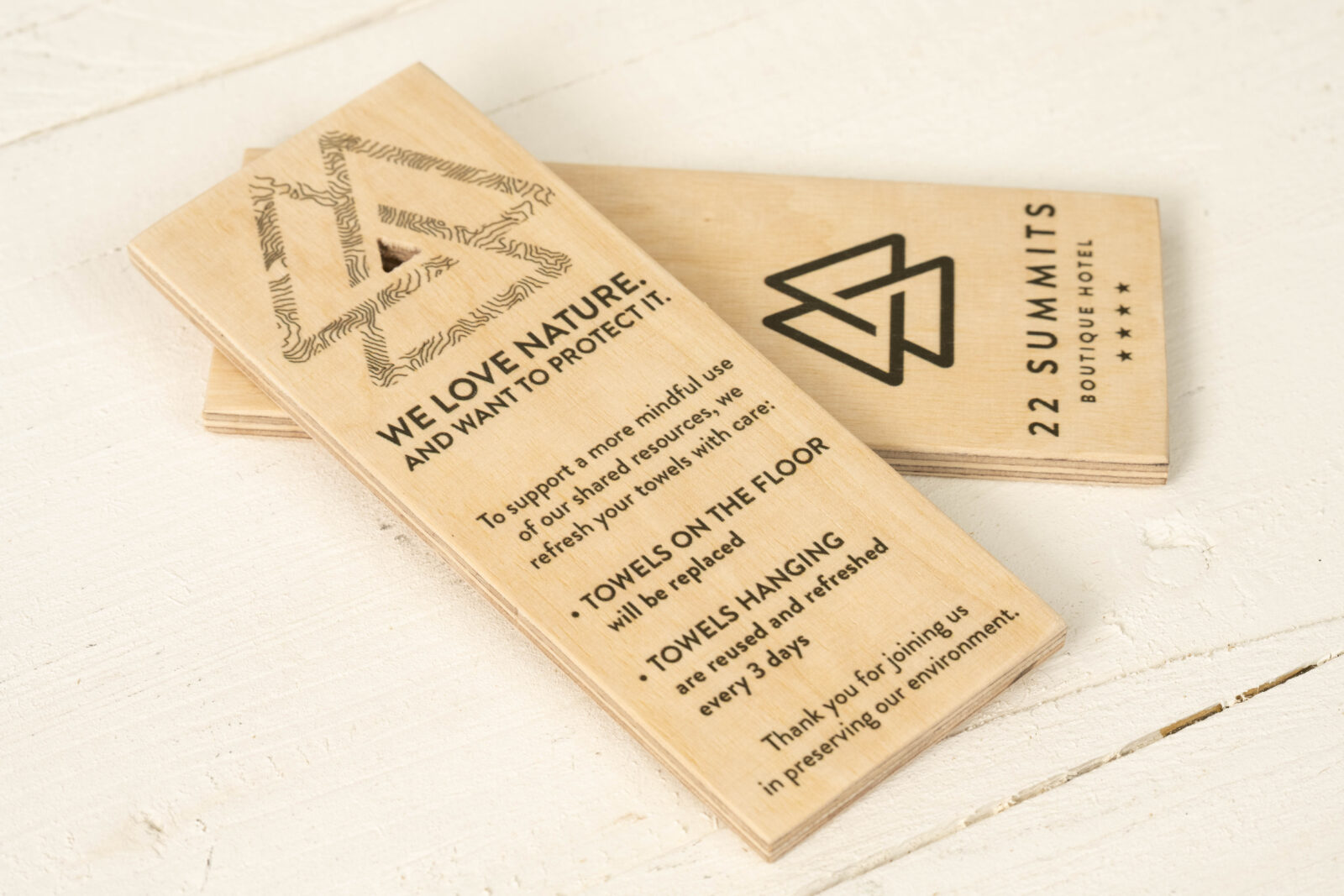 Individuell gefräste Multiplex-Schilder mit dreieckiger Aussparung.