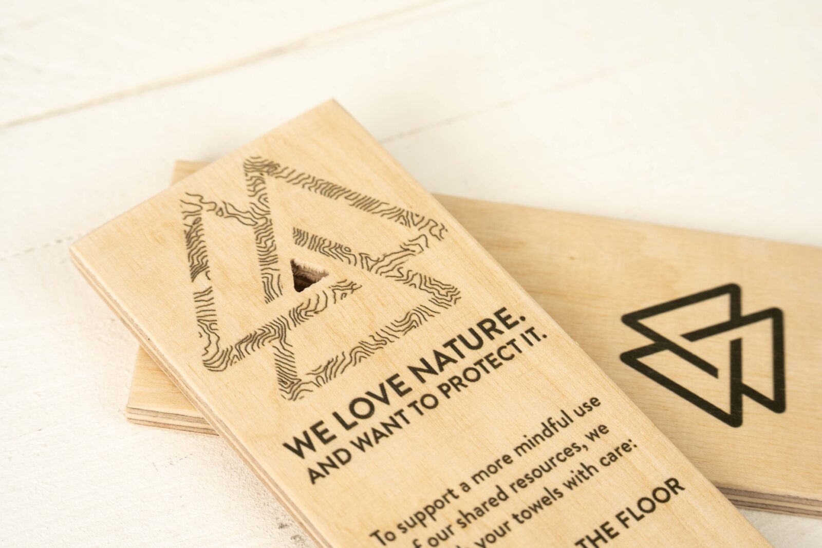 Multiplex-Schild mit maßgeschneiderter Fräsung passend zum Branding.