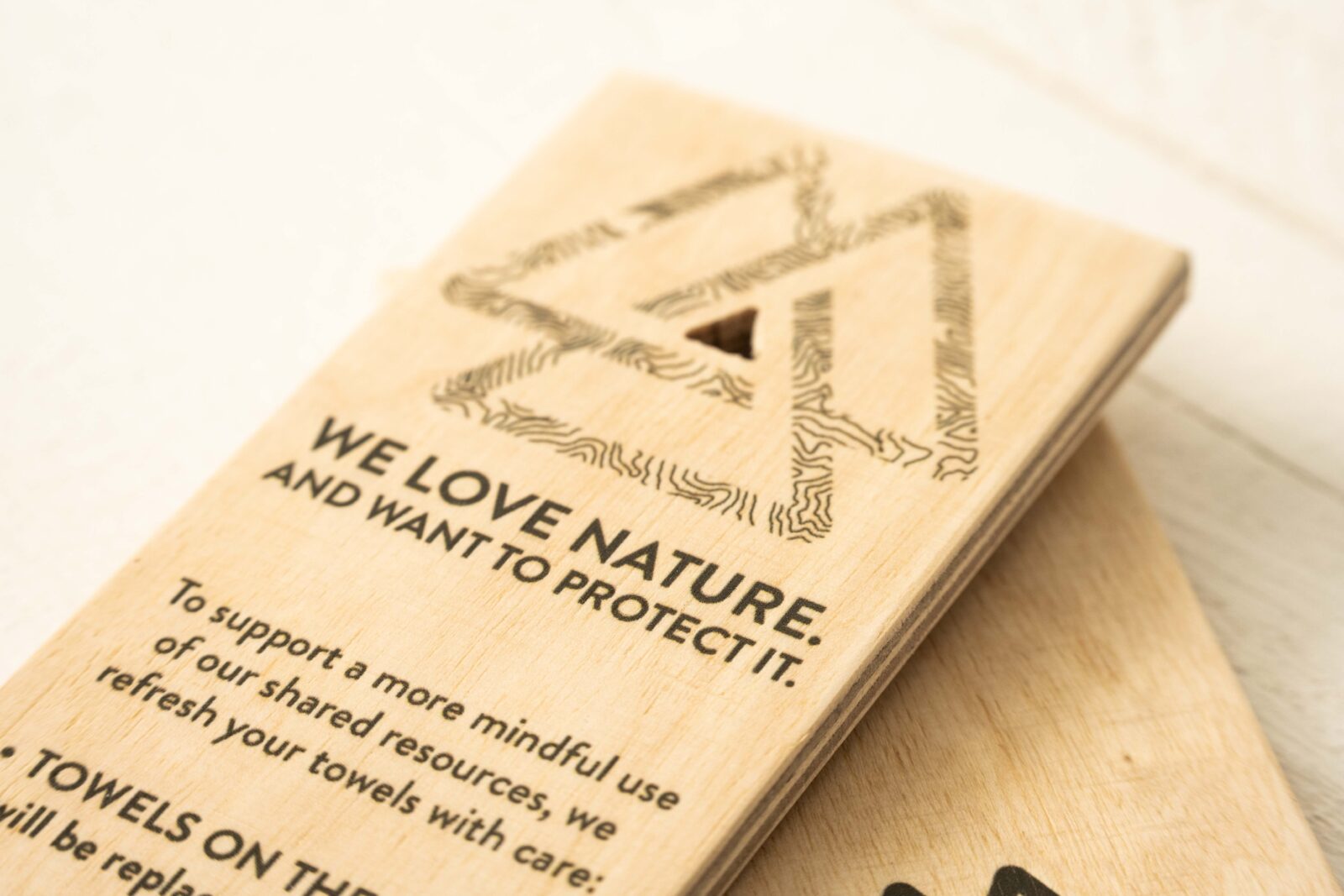 Detailansicht einer gefrästen Form in einem Multiplex-Schild.