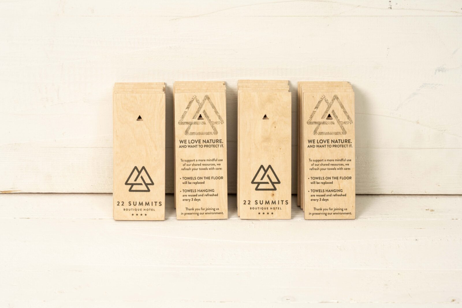 Birke-Multiplex-Schilder mit formgefrästem Aufhängeloch in Dreiecksform