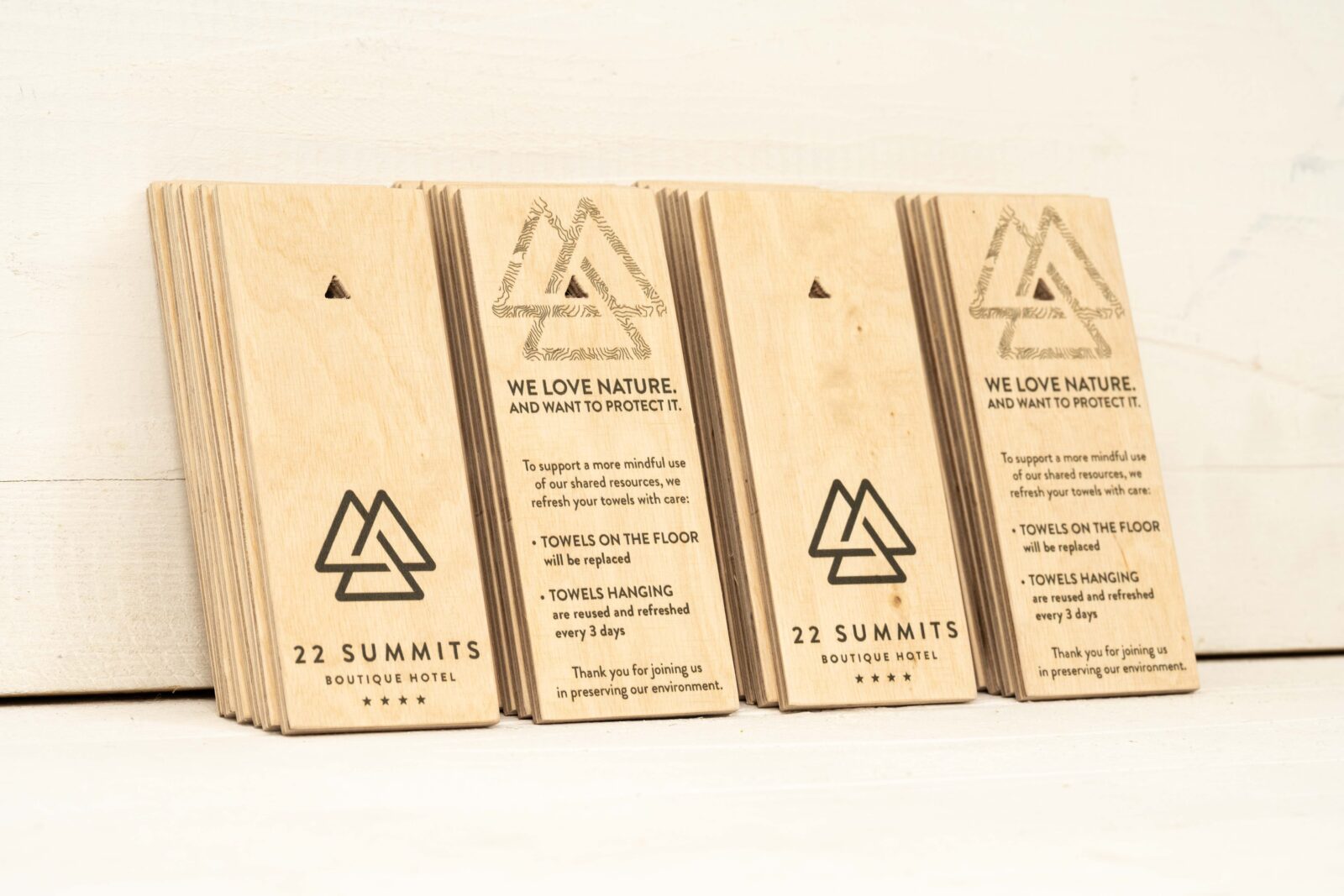 Birke-Multiplex-Schilder mit formgefrästem Aufhängeloch im Dreieck.