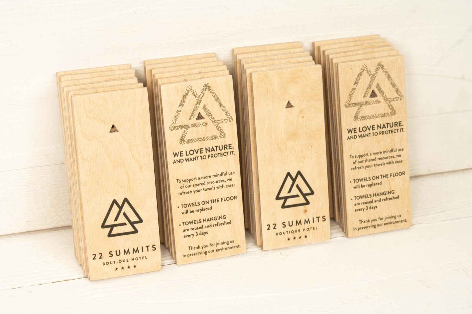 Birke-Multiplex-Schilder mit formgefrästem Aufhängeloch im Dreieck.