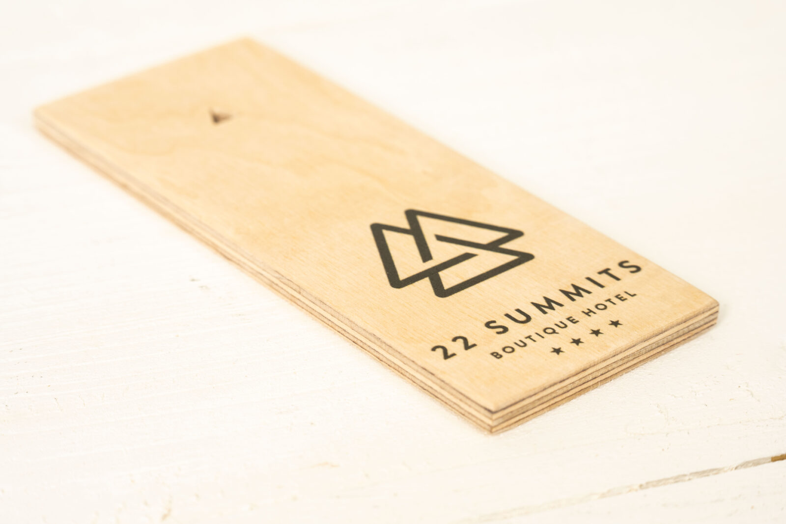 Multiplex-Schild mit Dreieck-Aussparung passend zum Branding.