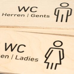 Gedruckter Schriftzug und Grafik auf hellem Multiplex-Holz.