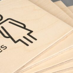 Schwarzer Text und Grafik direkt auf Multiplex-Holz ohne Hintergrund gedruckt.