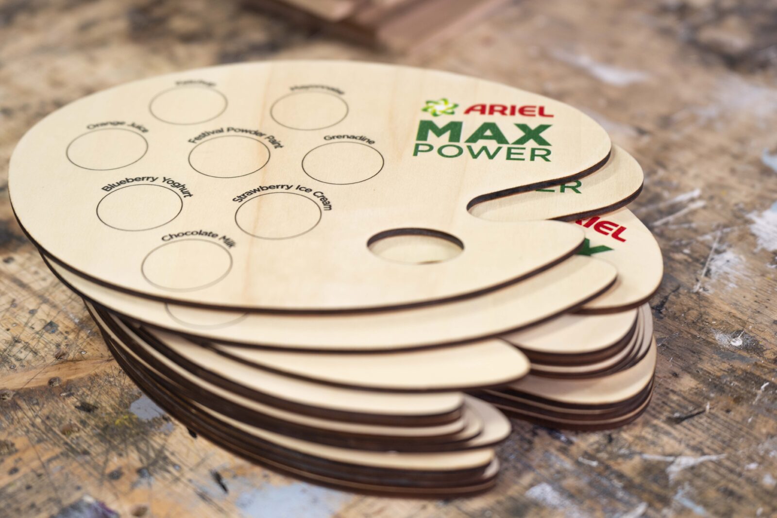 Pappel Maler-Paletten auf Werkbank