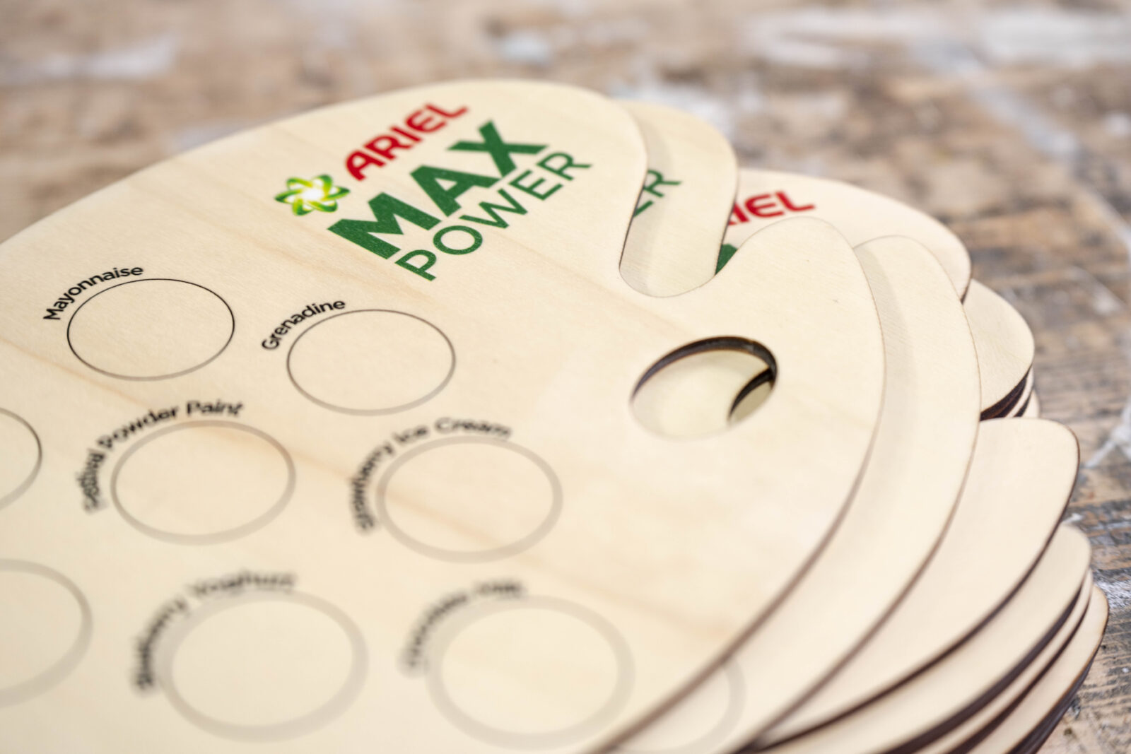 Pappel Maler-Paletten auf Werkbank