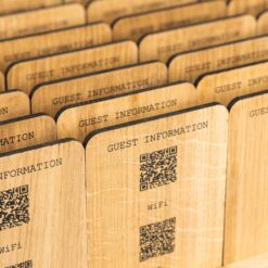 Detailansicht von QR-Code Karten aus massiver Eiche.
