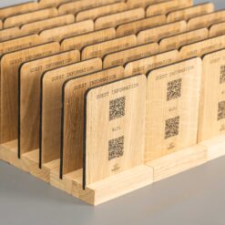 Mehrere QR-Code Karten aus Eiche nebeneinander angeordnet.