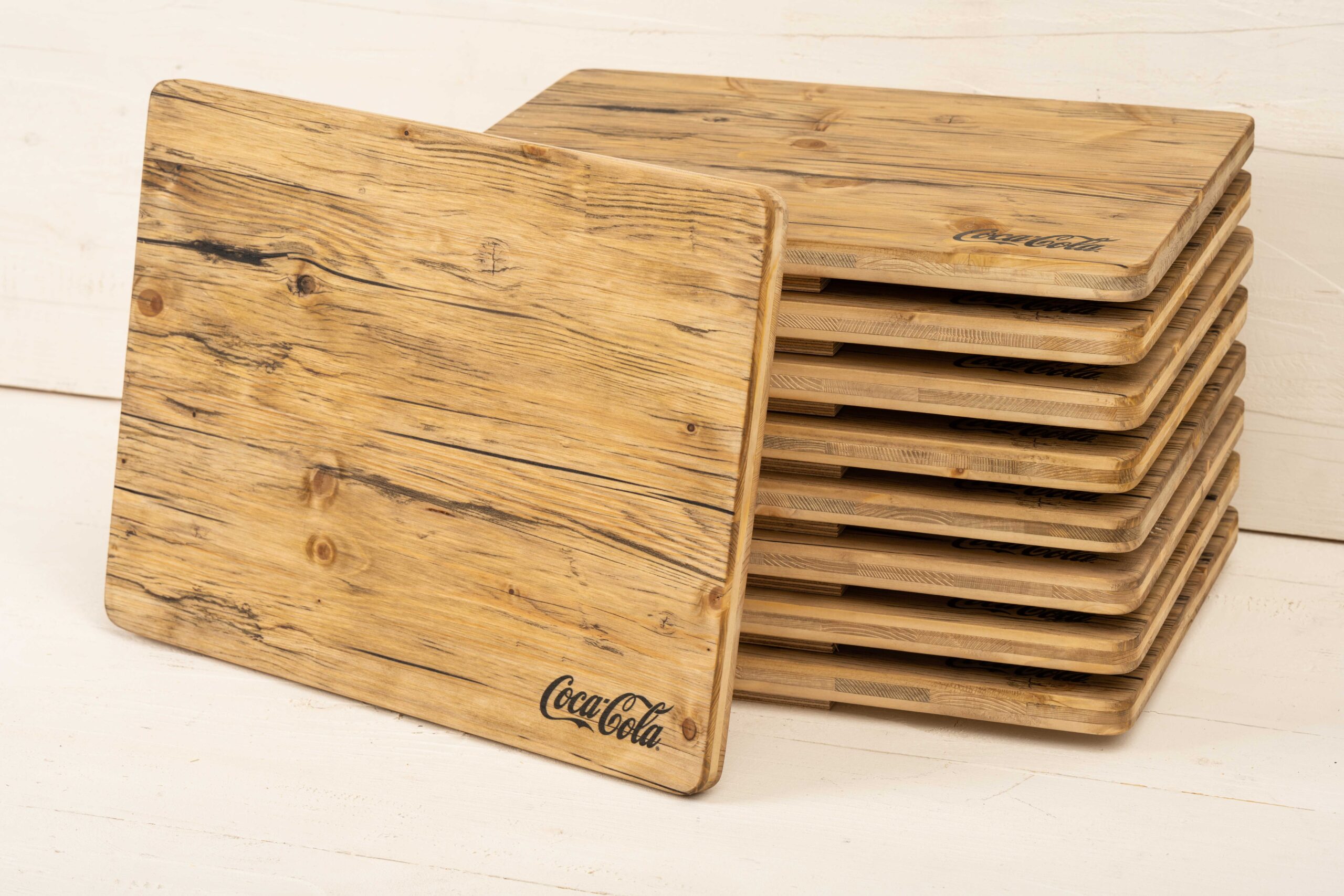 Gestapelte Kistenauflagen mit Coca-Cola Logo in der Ecke klein bedruckt.