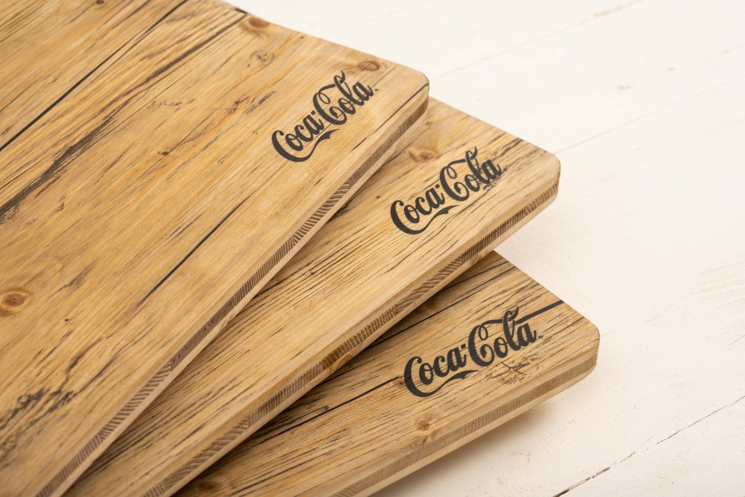 Gestapelte Kistenauflagen mit Coca-Cola Logo in der Ecke klein bedruckt.