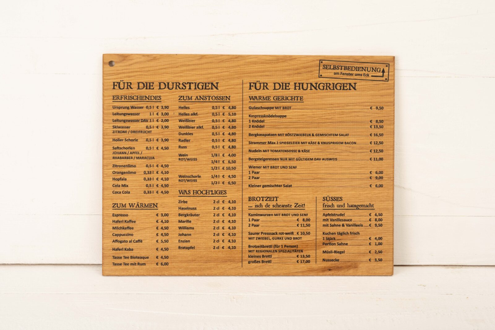 Speisekarte und Getränkekarte direkt auf massives Eichenholz gedruckt. Das Holz ist geölt und hat eine warme, rustikale Wirkung.