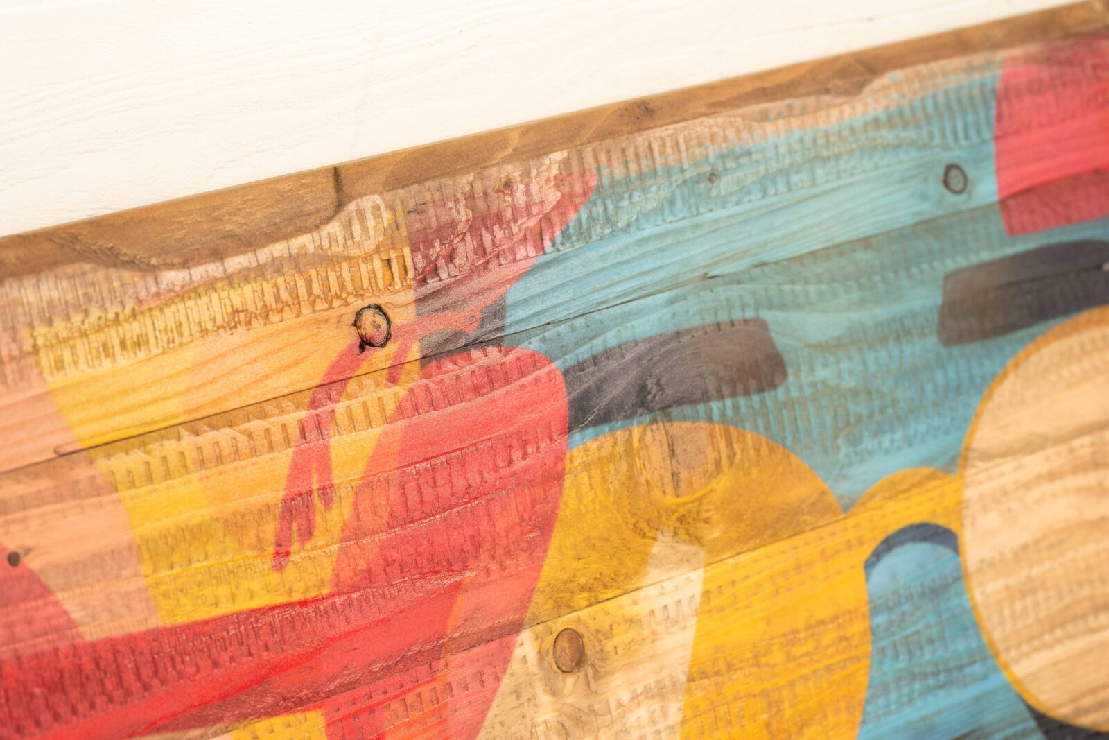 Bunte Grafik direkt auf ungrundierte, alte Holzlatten gedruckt - Nahaufnahme der Oberflächen-Textur