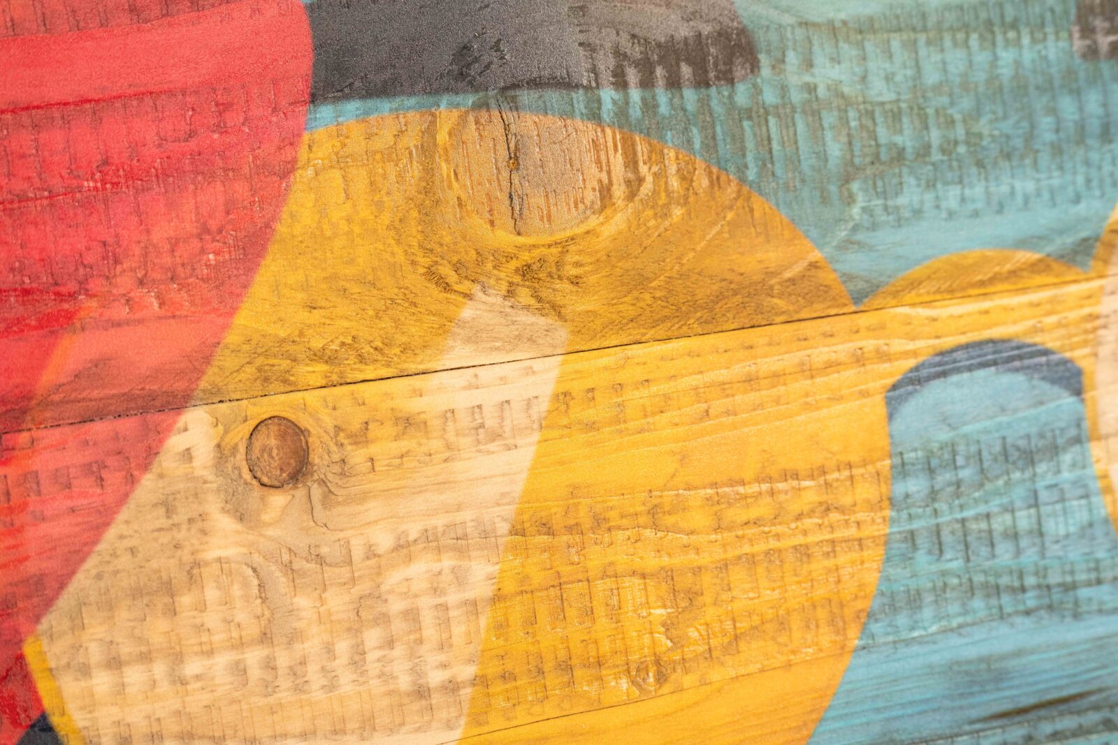 Bunte Grafik direkt auf ungrundierte, alte Holzlatten gedruckt - Nahaufnahme der Oberflächen-Textur