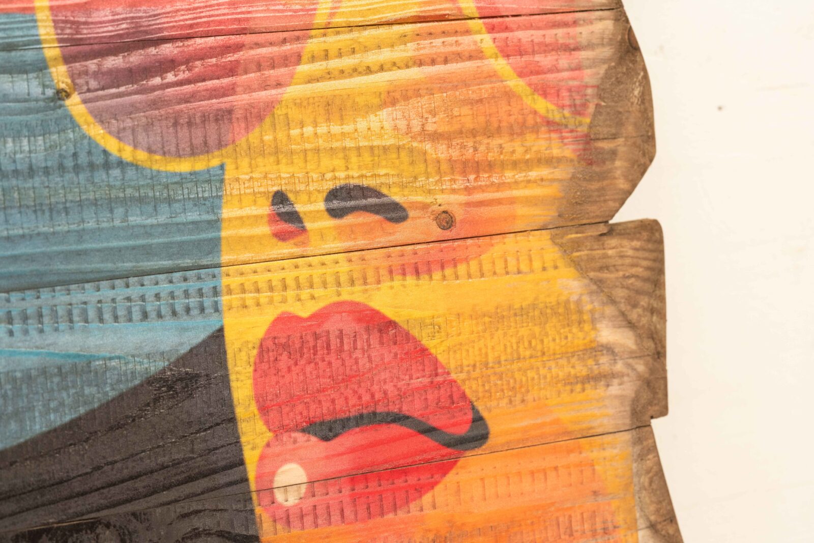 Bunte Grafik direkt auf ungrundierte, alte Holzlatten gedruckt - Nahaufnahme der Oberflächen-Textur an der Kante